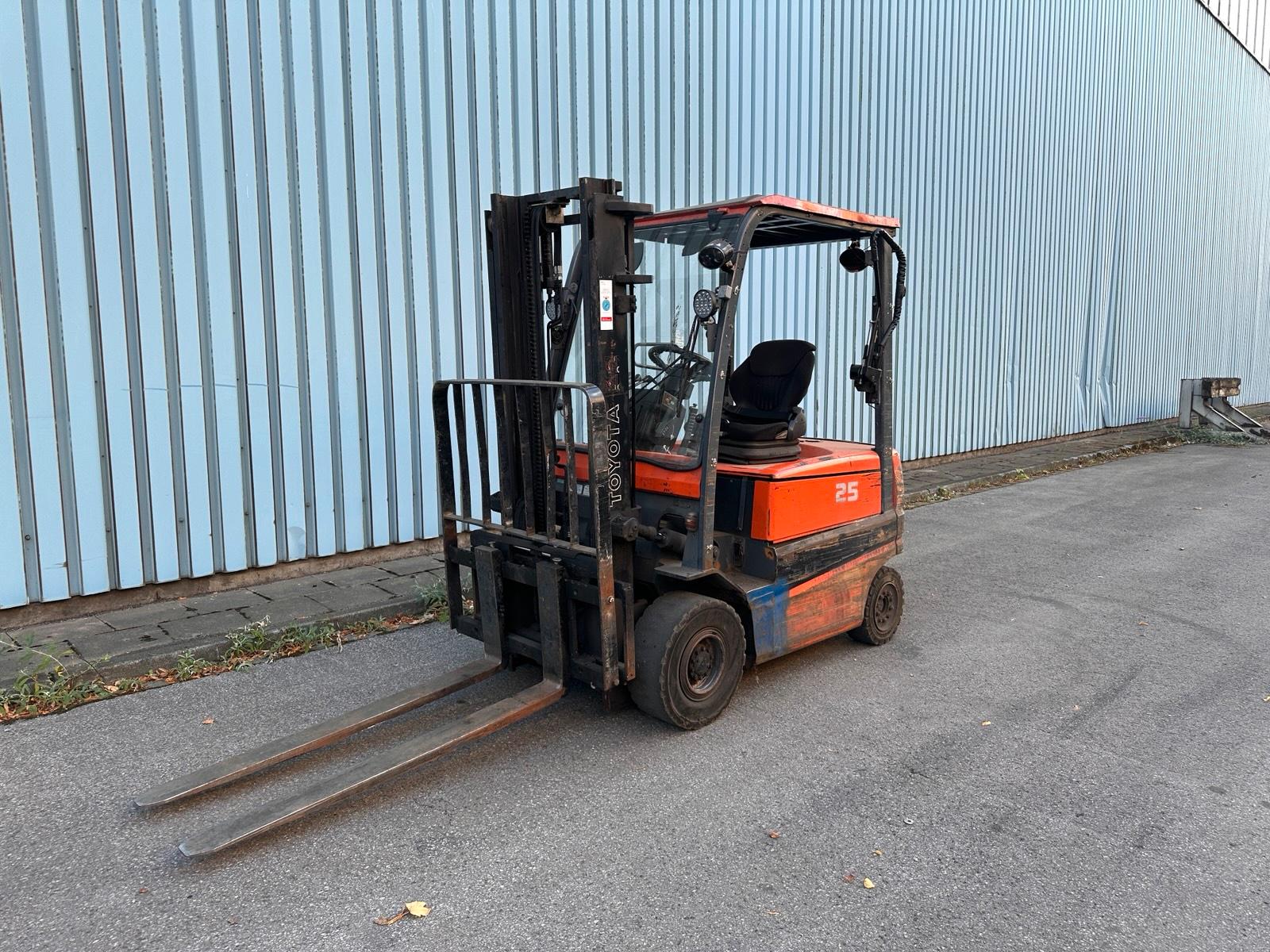 Toyota 2,5T Elektro Gabelstapler 3300mm Hub 4Rad Seitenschieber Bild 3