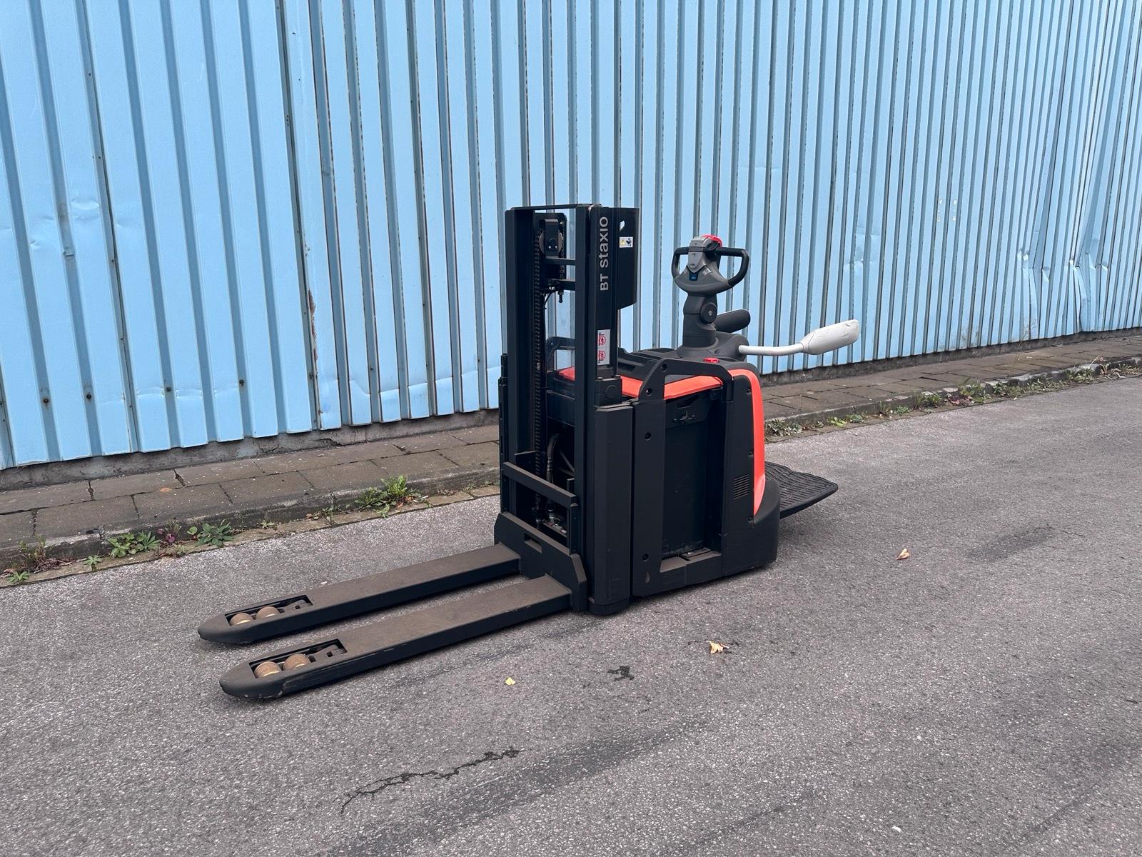 Toyota SPE200D Mitfahrer Doppelstock Hochhubwagen Elektro Stapler Bild 10