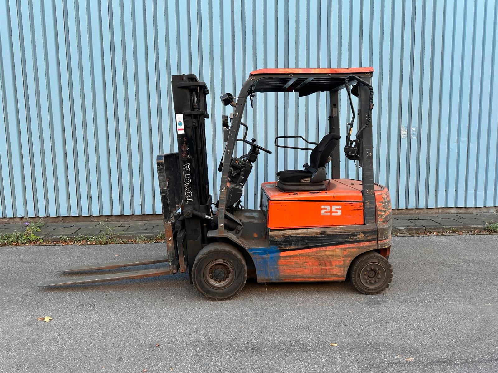 Toyota 2,5T Elektro Gabelstapler 3300mm Hub 4Rad Seitenschieber Bild 2