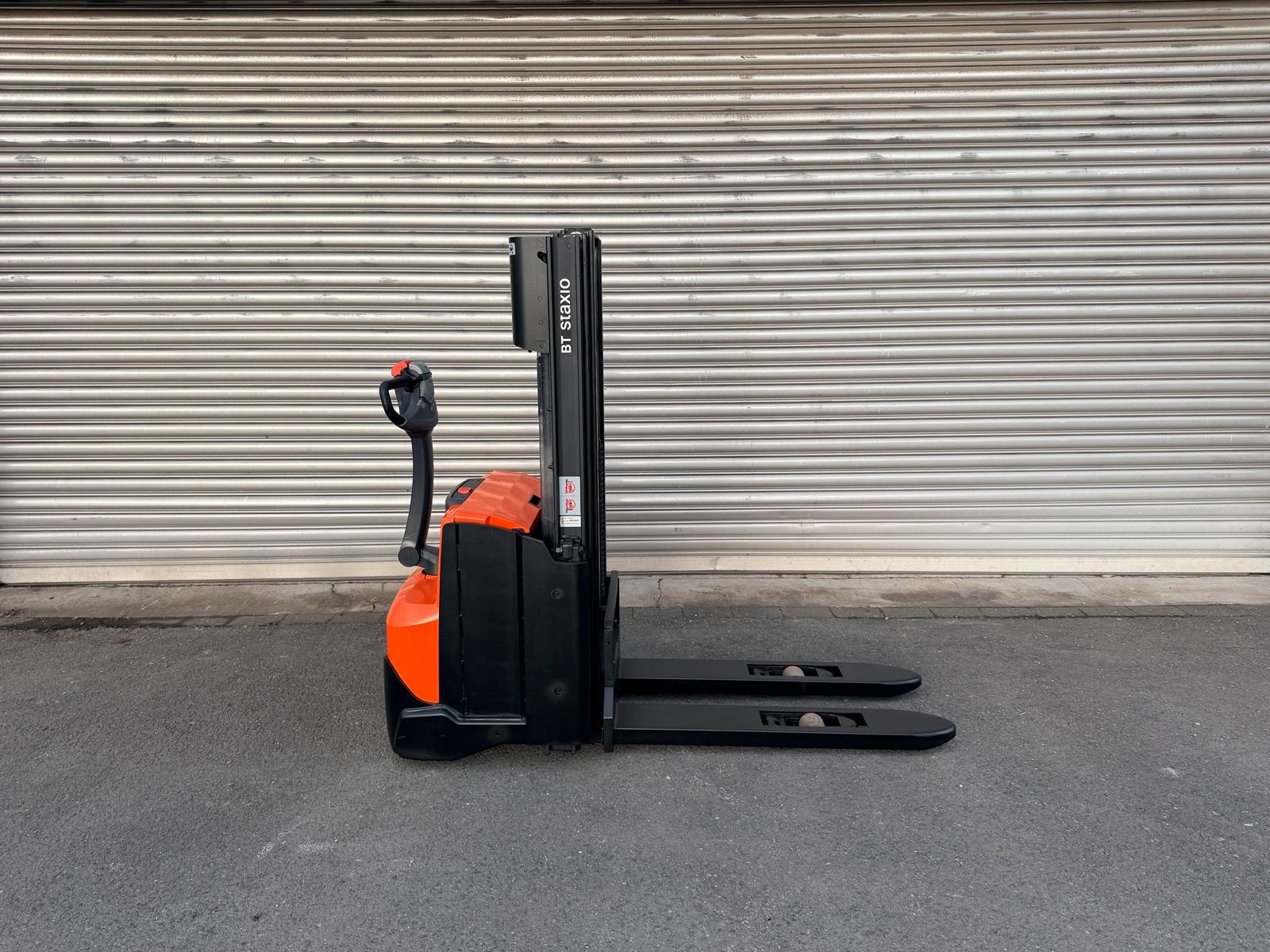 BT SWE120L Triplex Hochhubwagen mit Initialhub 3300mm hub Bild 6