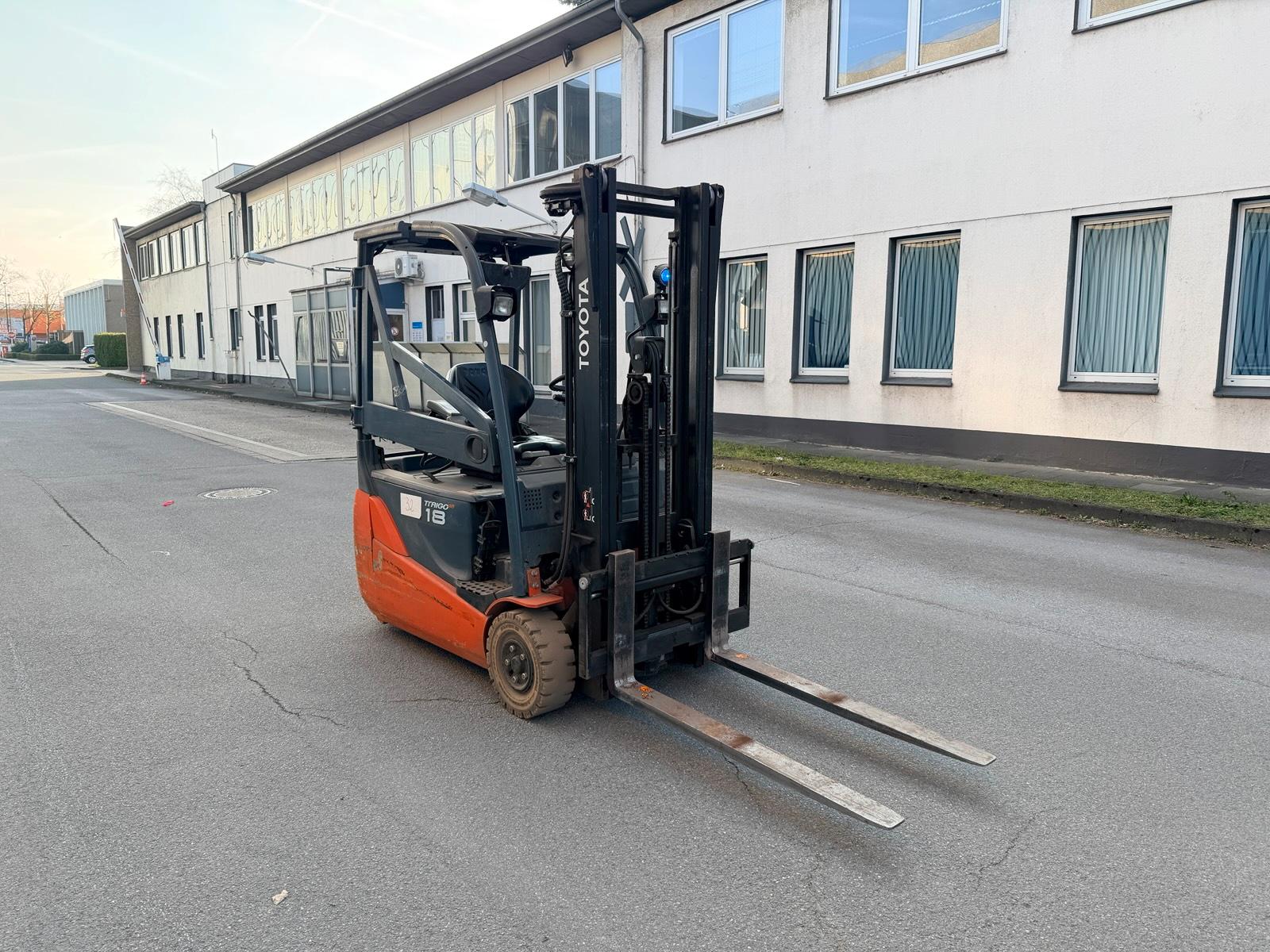 Toyota 1,8t Gabelstapler 3300mm Freihub Seitenschub Bild 4