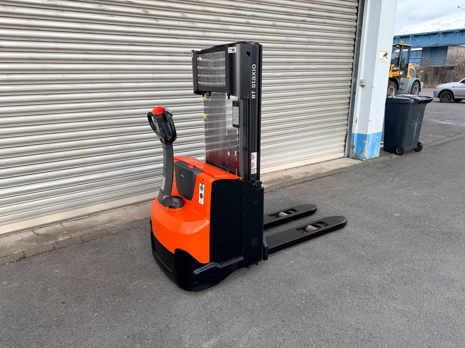 BT SWE120L Triplex Hochhubwagen mit Initialhub 3300mm hub Bild 5