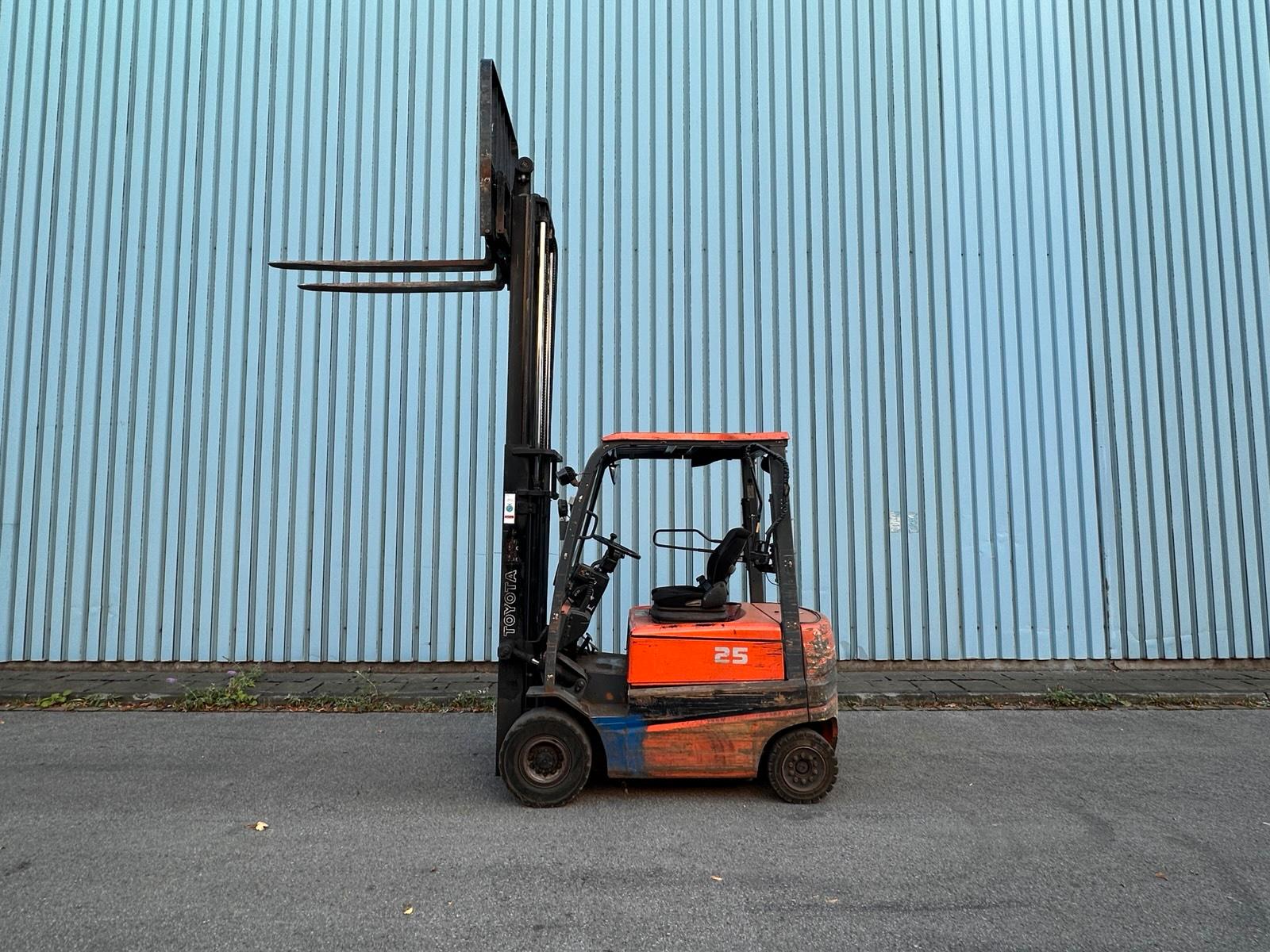 Toyota 2,5T Elektro Gabelstapler 3300mm Hub 4Rad Seitenschieber Bild 9