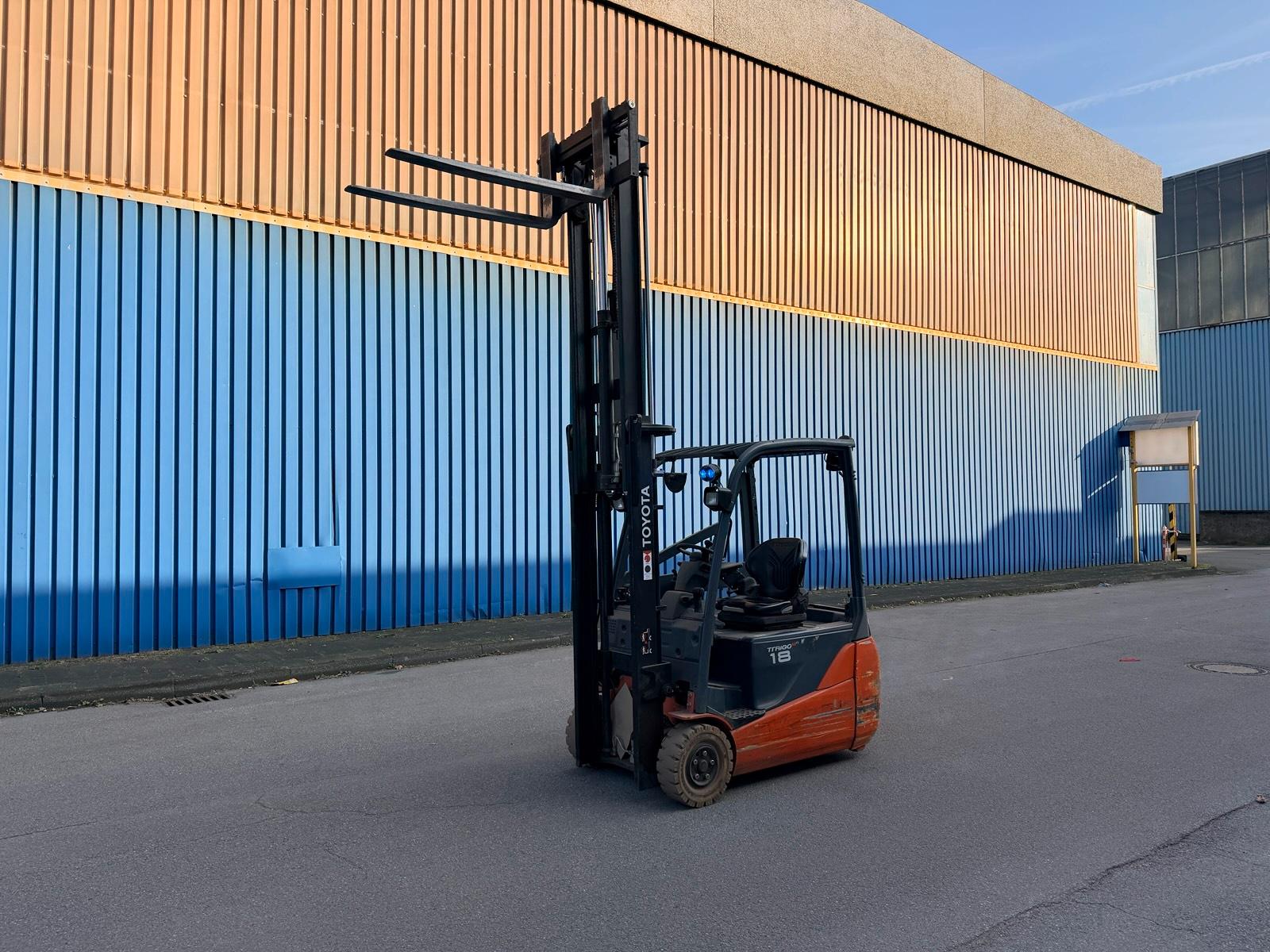 Toyota 1,8t Gabelstapler 3300mm Freihub Seitenschub Bild 11