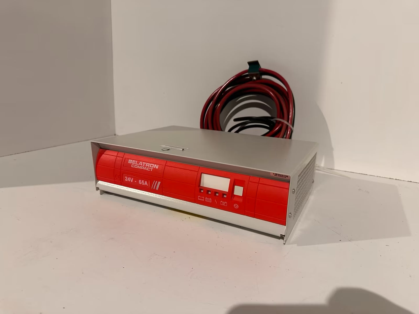 24V 65A Stapler Ladegerät Belatron Compact Batterie Gabelstapler