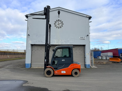 Toyota 5T Elektro Gabelstapler Triplex 5000mm Freihub Seitenschieber