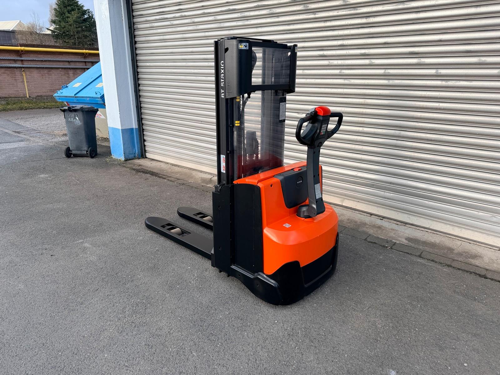BT SWE120L Triplex Hochhubwagen mit Initialhub 3300mm hub Bild 2