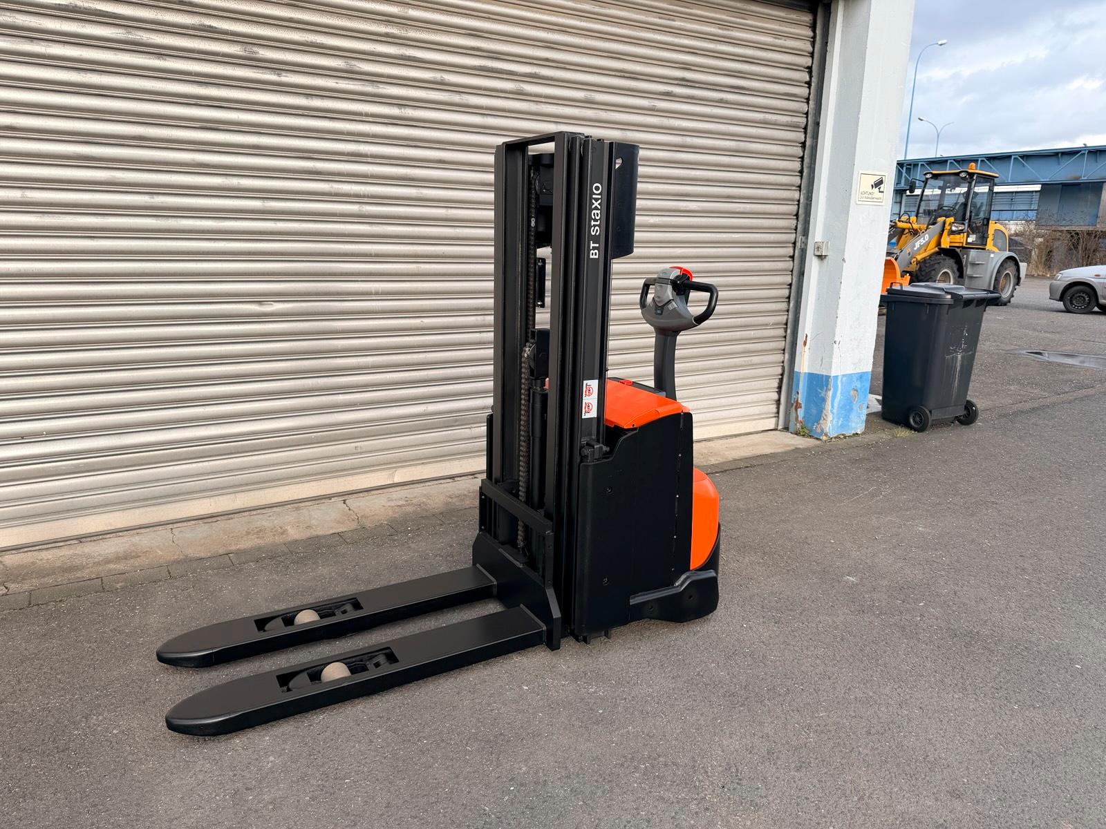 BT SWE120L Triplex Hochhubwagen mit Initialhub 3300mm hub Bild 4