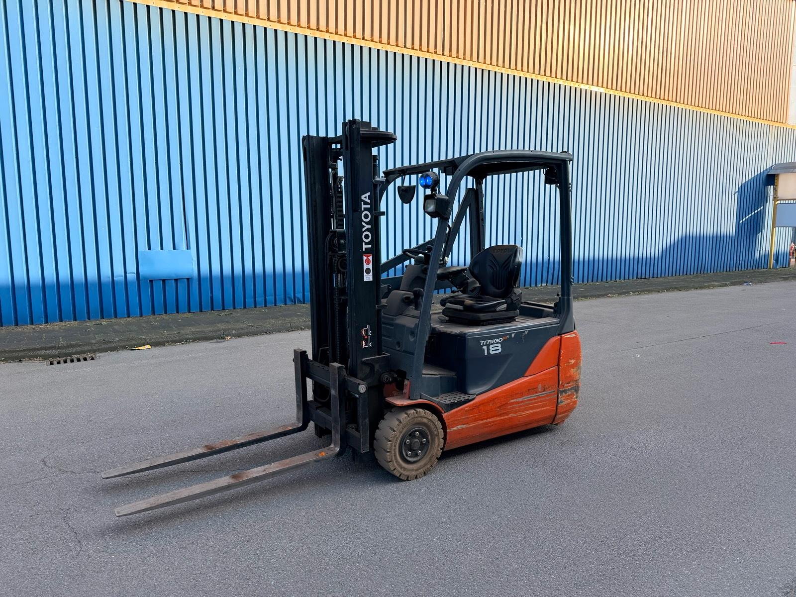 Toyota 1,8t Gabelstapler 3300mm Freihub Seitenschub Bild 3