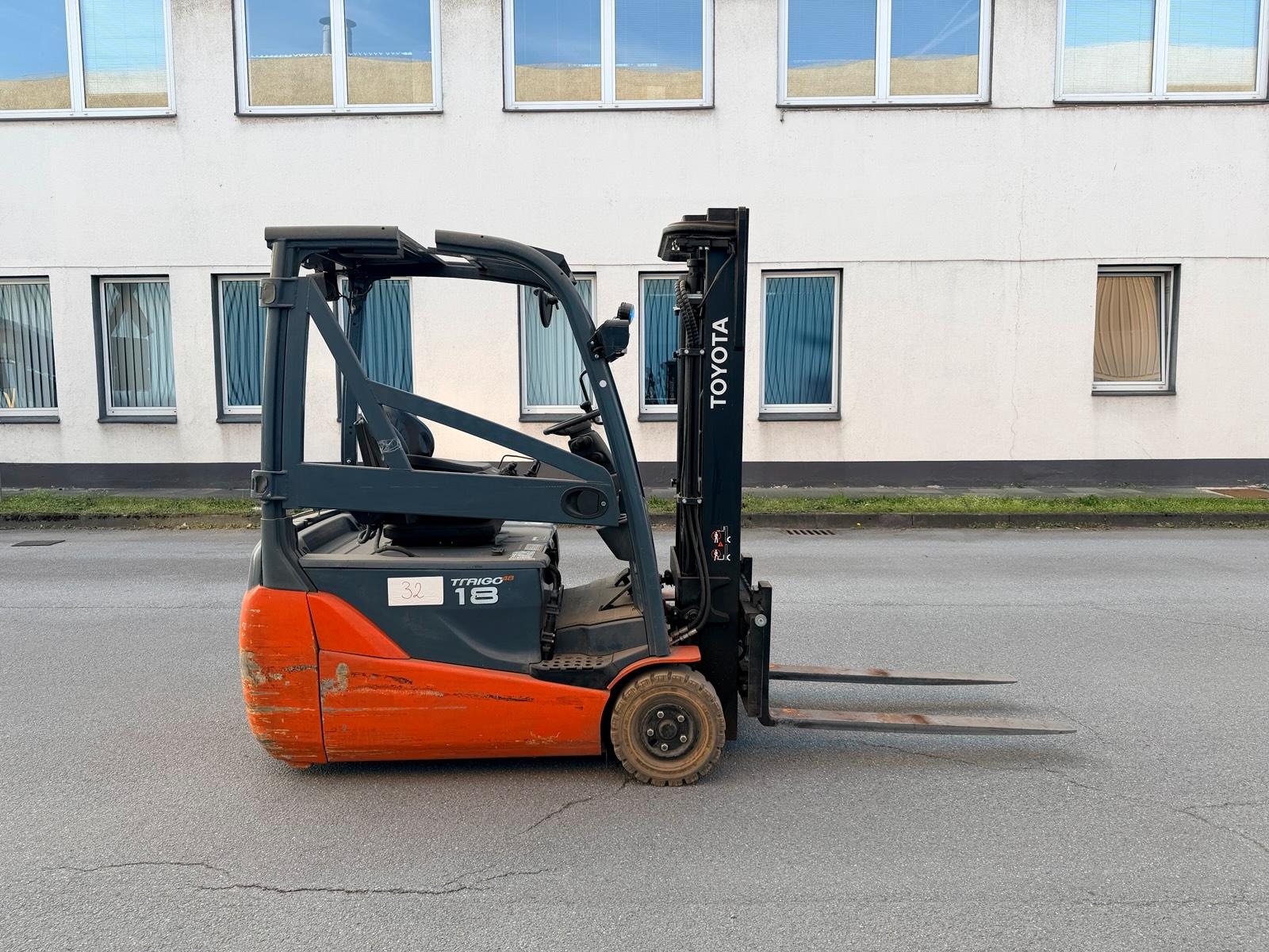 Toyota 1,8t Gabelstapler 3300mm Freihub Seitenschub Bild 5